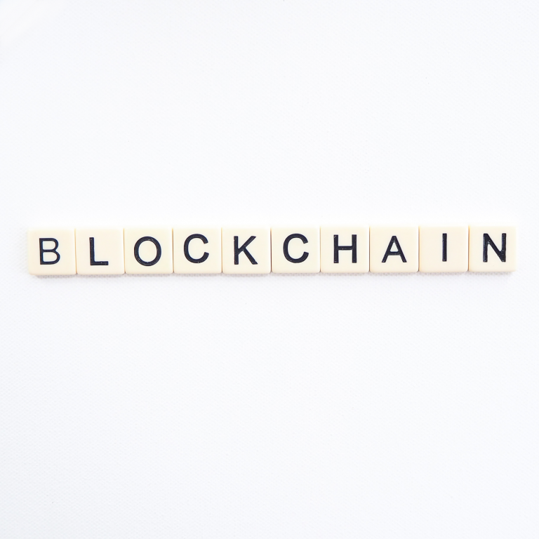 Le mot blockchain est écrit avec les lettres du Scrabble.