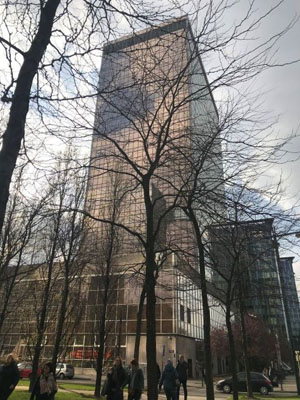 Vue du bâtiment WTC III avec quelques passants devant.