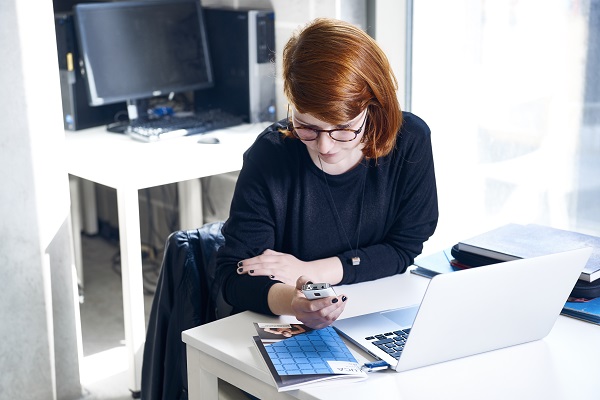 Etudiante avec laptop et smartphone