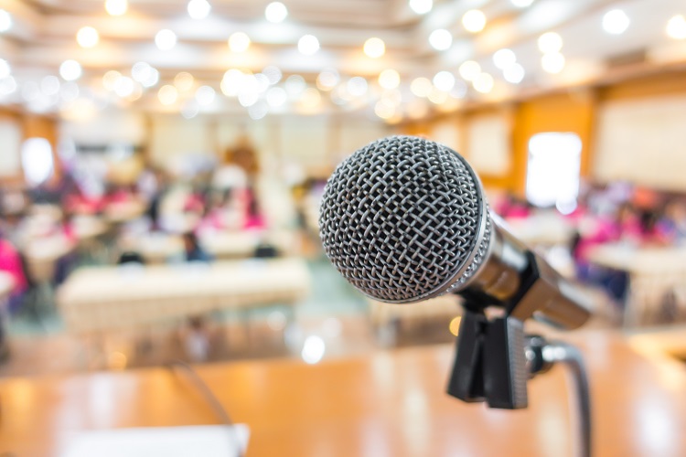 Microphone avec une salle de conférence en arrière plan 