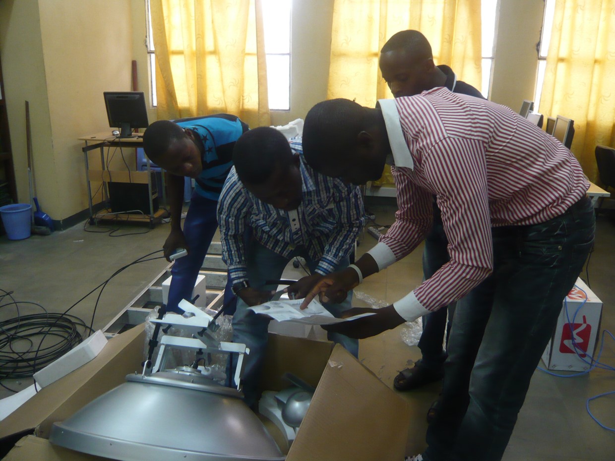 Employees unboxing antenna at Cedesurk