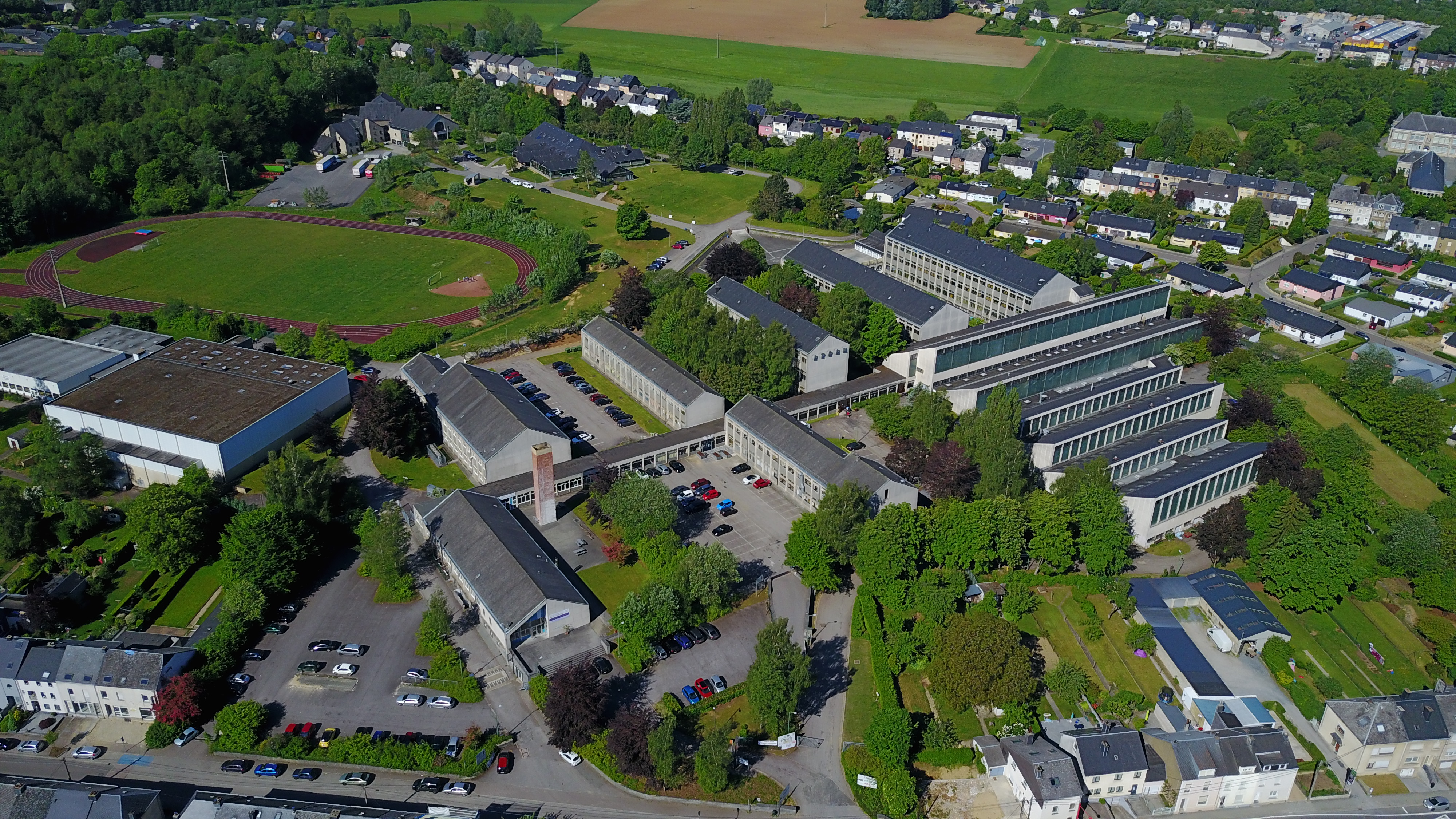 Luchtbeeld van de campus in Arlon van de Haute Ecole Robert Schuman