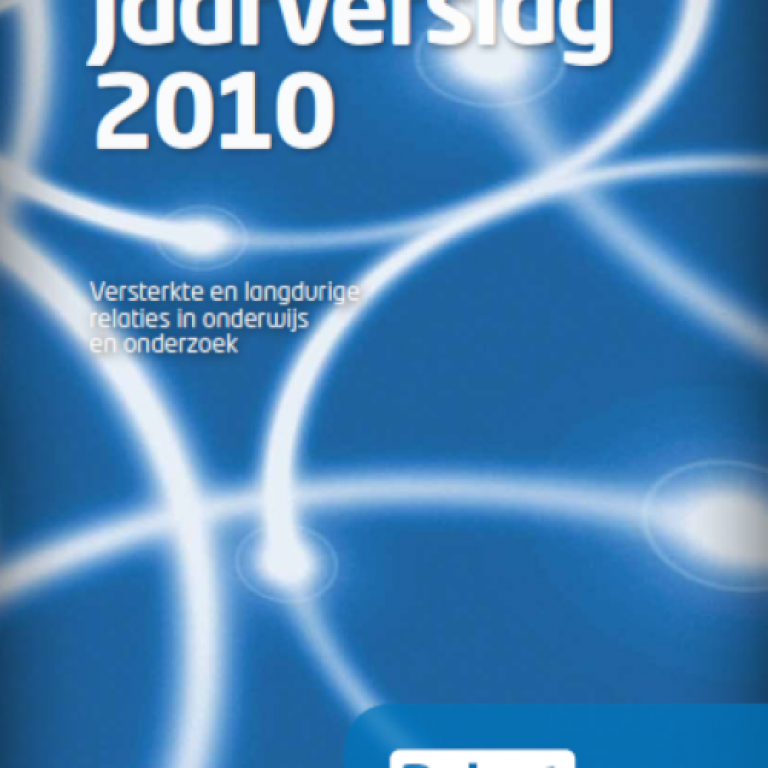 Cover van het jaarverslag van 2010 dat een netwerk op een abstracte manier weergeeft met behulp van witte cirkels op een blauwe achtergrond.