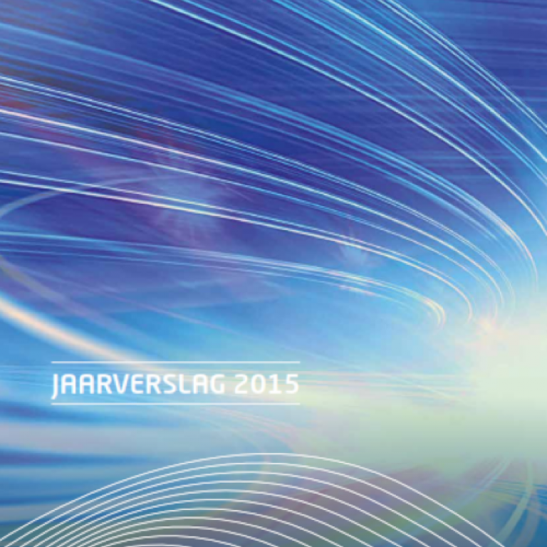 Cover van het jaarverslag 2015 dat het netwerk op abstracte wijze weergeeft via gekleurde lijnen.