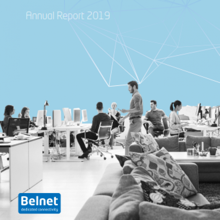 Couverture du rapport annuel 2019. Des employés se trouvent dans un open space, certains travaillent, d'autres discutent.