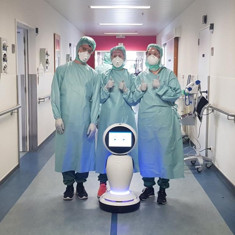 Le personnel soignant de l'hôpital ZNA avec le robot que l'hôpital a reçu pour le service covid