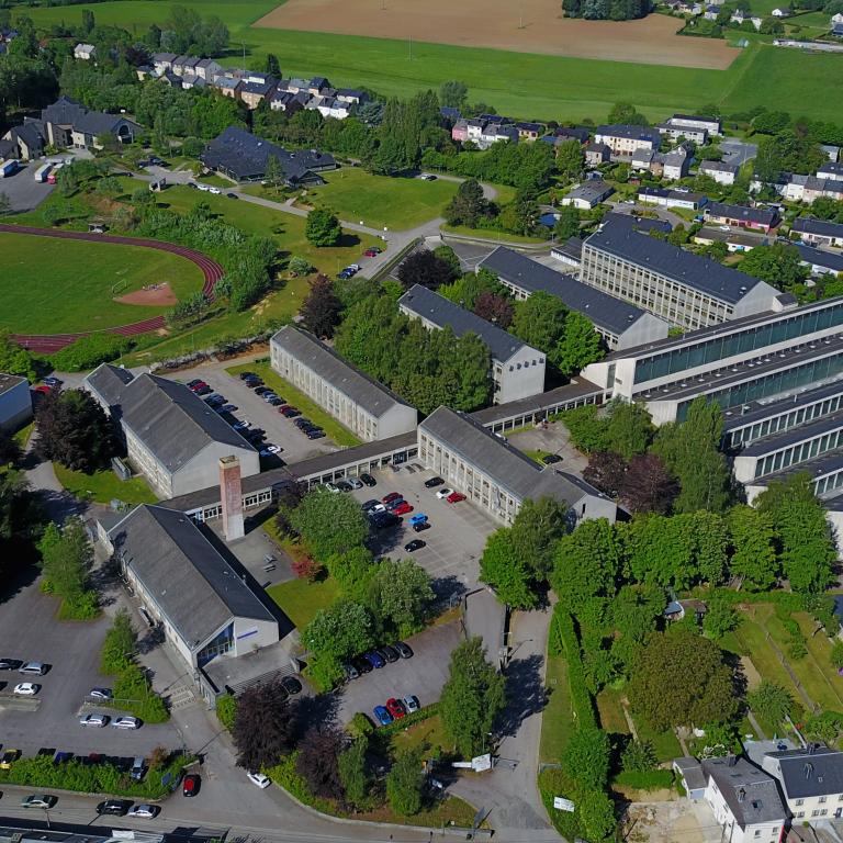 Vue aérienne du campus d'Arlon de la Haute École Robert Schuman