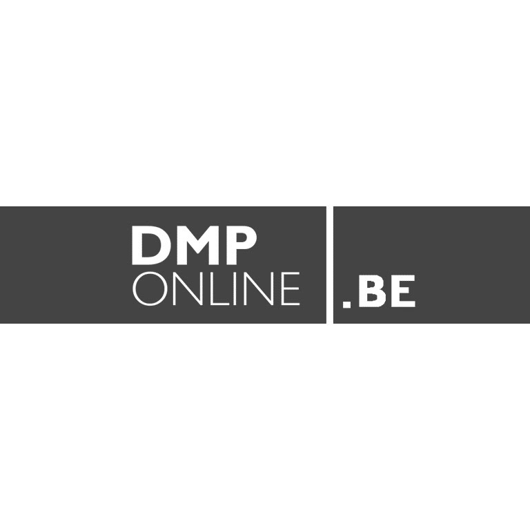 Logo de DMPonline.be qui consiste en un fond noir avec DMP online écrit en majuscules et en blanc. A droite, il y a une barre blanche verticale et à droite de la barre il est écrit point be.