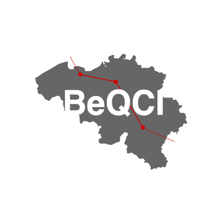 Logo de BeQCI. Une carte de la Belgique de couleur grise avec BeQCI écrit en blanc par dessus.